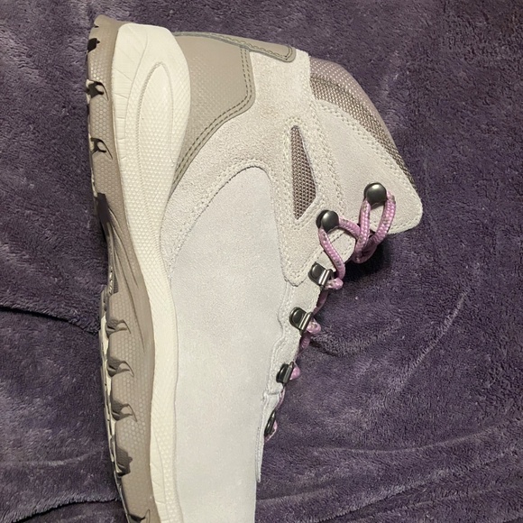 Columbia newton ridge size 9W hiking boot. New without box - Picture 4 of 5